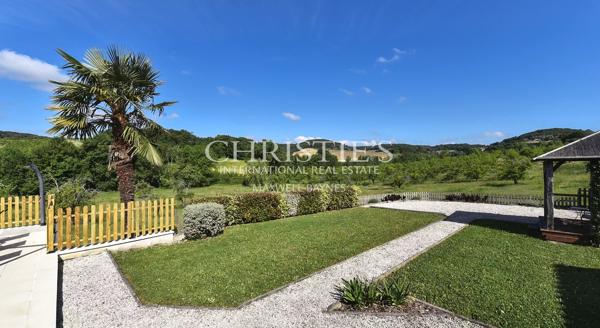 Propriété Charmante Composée de Trois Immeubles Nichés Près d’un Village de Rivière Pittoresque