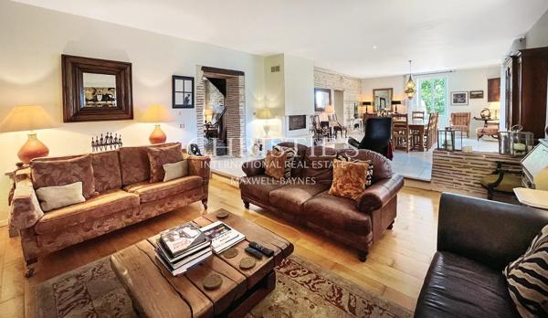 Propriété Charmante Composée de Trois Immeubles Nichés Près d’un Village de Rivière Pittoresque