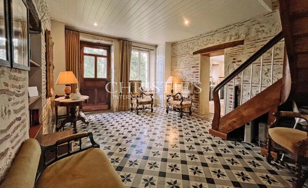 Propriété Charmante Composée de Trois Immeubles Nichés Près d’un Village de Rivière Pittoresque