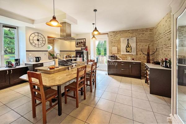 Propriété Charmante Composée de Trois Immeubles Nichés Près d’un Village de Rivière Pittoresque