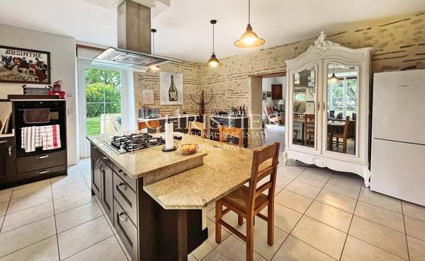 Propriété Charmante Composée de Trois Immeubles Nichés Près d’un Village de Rivière Pittoresque