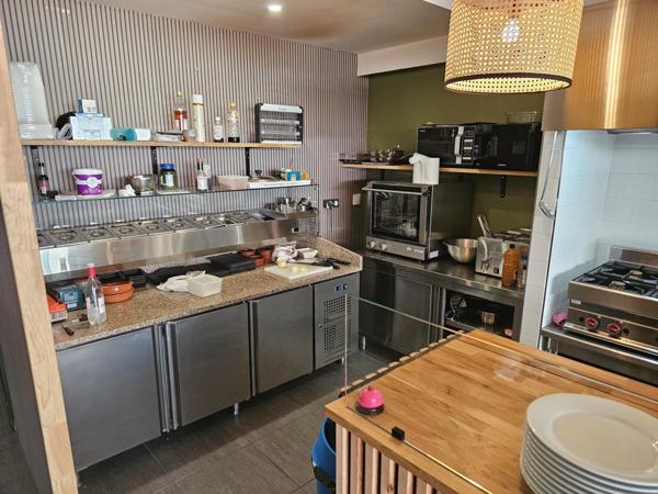 CHARMANT RESTAURANT DANS LE TRIANGLE D'OR