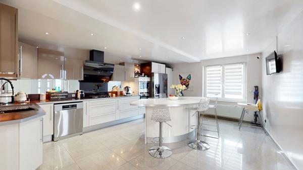 Belle maison 4 chambres, avec un bel espace extérieur dans un quartier calme à MANTES LA VILLE