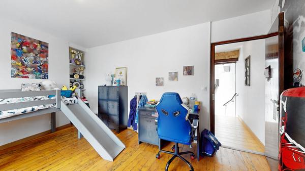 Belle maison 4 chambres, avec un bel espace extérieur dans un quartier calme à MANTES LA VILLE