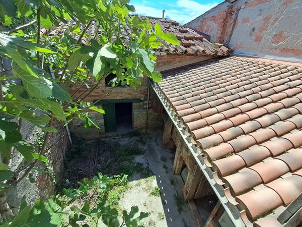 À Vendre : Maison de Ville à Rénover avec Grange et Jardin – Villasavary