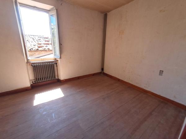 À Vendre : Maison de Ville à Rénover avec Grange et Jardin – Villasavary