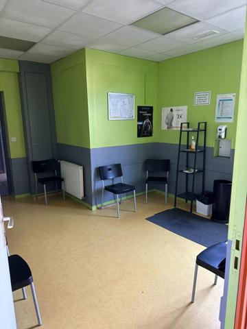 Local commercial avec bureaux de 235 m² avec grenier.