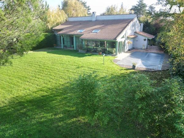 Villa individuelle de plain-pied pour partie, terrain attenant clos et arboré, garages et piscine.