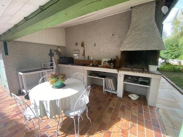 Villa individuelle de plain-pied pour partie, terrain attenant clos et arboré, garages et piscine.