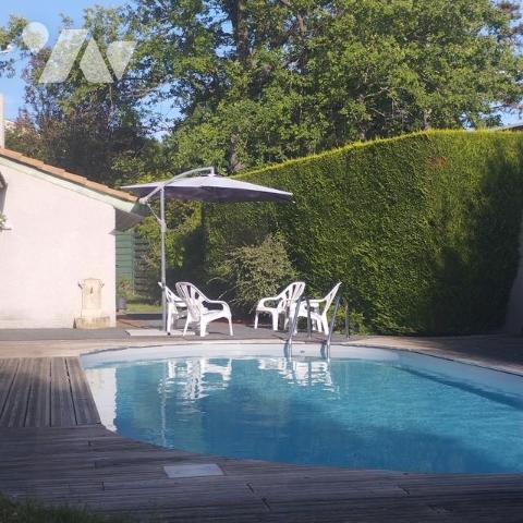 Villa individuelle de plain-pied pour partie, terrain attenant clos et arboré, garages et piscine.