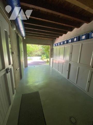 Villa individuelle de plain-pied pour partie, terrain attenant clos et arboré, garages et piscine.