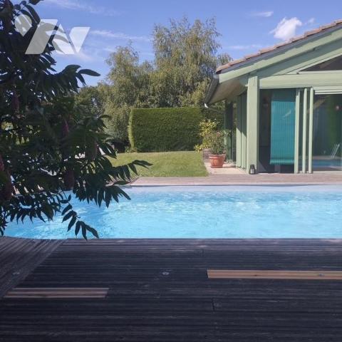 Villa individuelle de plain-pied pour partie, terrain attenant clos et arboré, garages et piscine.