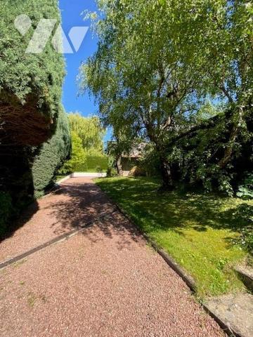 Villa individuelle de plain-pied pour partie, terrain attenant clos et arboré, garages et piscine.