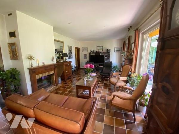 Villa individuelle de plain-pied pour partie, terrain attenant clos et arboré, garages et piscine.