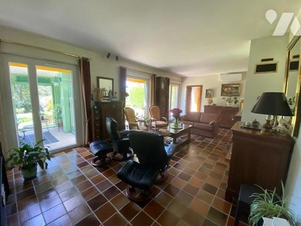 Villa individuelle de plain-pied pour partie, terrain attenant clos et arboré, garages et piscine.