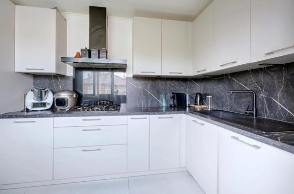 FEYZIN – MAISON 130 M² – 4 CHAMBRES – DEUX ESPACES DE VIE – TERRAIN DE 700 M²