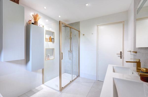 FEYZIN – MAISON 130 M² – 4 CHAMBRES – DEUX ESPACES DE VIE – TERRAIN DE 700 M²