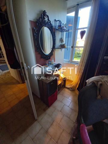 Charmante longère dans un cadre bucolique, alliant authenticité et caractère avec ses poutres apparentes et la beauté de ses murs d’antan.