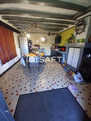 Charmante longère dans un cadre bucolique, alliant authenticité et caractère avec ses poutres apparentes et la beauté de ses murs d’antan.