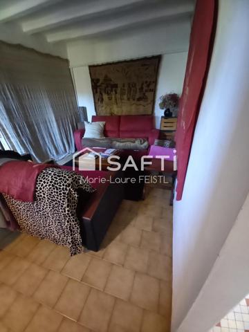 Charmante longère dans un cadre bucolique, alliant authenticité et caractère avec ses poutres apparentes et la beauté de ses murs d’antan.