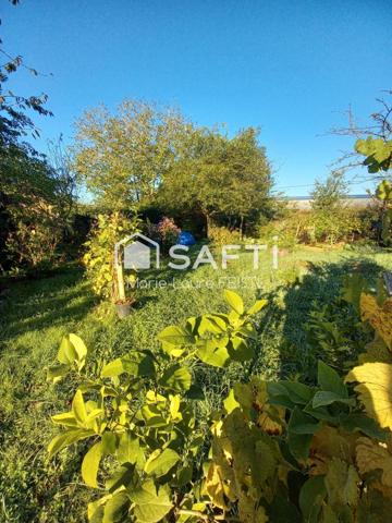 Charmante longère dans un cadre bucolique, alliant authenticité et caractère avec ses poutres apparentes et la beauté de ses murs d’antan.