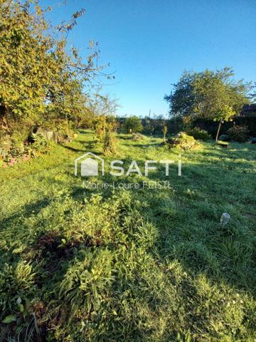Charmante longère dans un cadre bucolique, alliant authenticité et caractère avec ses poutres apparentes et la beauté de ses murs d’antan.