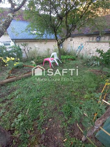 Charmante longère dans un cadre bucolique, alliant authenticité et caractère avec ses poutres apparentes et la beauté de ses murs d’antan.