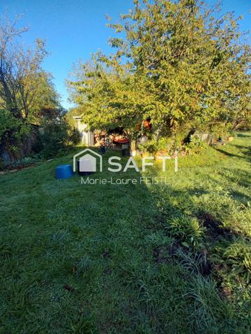 Charmante longère dans un cadre bucolique, alliant authenticité et caractère avec ses poutres apparentes et la beauté de ses murs d’antan.