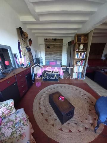 Charmante longère dans un cadre bucolique, alliant authenticité et caractère avec ses poutres apparentes et la beauté de ses murs d’antan.