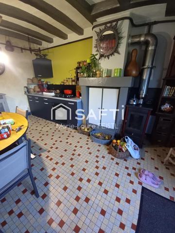 Charmante longère dans un cadre bucolique, alliant authenticité et caractère avec ses poutres apparentes et la beauté de ses murs d’antan.