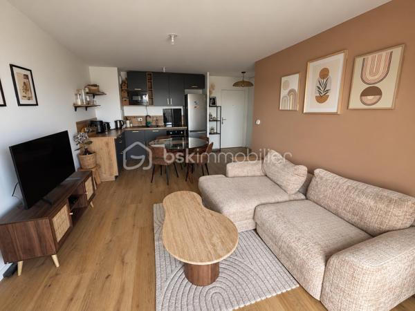 Un appartement fonctionnel, agréable à vivre et réunissant les critères les plus recherchés.

Situé au 4e étage avec ascenseur, découvrez cet appartement de 3 pièces d’environ 54 m², offrant un agencement parfaitement adapté à une vie de couple, de famille ou à un premier achat.

Dès l’entrée, vous découvrirez un intérieur bien organisé, avec une pièce de vie conviviale comprenant le séjour et la cuisine, pensée pour profiter pleinement des moments du quotidien.

Le séjour se prolonge par un balcon, véritable espace supplémentaire permettant de profiter de l’extérieur et des beaux jours.

Côté nuit, l’appartement dispose de deux chambres, pouvant également accueillir un bureau ou un espace de télétravail selon vos besoins.

Une salle de bains avec WC ainsi qu’un dégagement complètent l’ensemble.

Et pour encore plus de confort au quotidien, vous bénéficierez d’une place de stationnement privative en sous-sol, un véritable atout.

Les atouts du bien :

Appartement 3 pièces d’environ 54 m²
2 chambres
4e étage avec ascenseur
Balcon
Place de parking privative en sous-sol
Agencement fonctionnel
Bien vendu libre de toute occupation

Un appartement qui réunit l’essentiel : deux chambres, un extérieur, un ascenseur et une place de stationnement, le tout au Blanc-Mesnil.

Prix : 235 000 € honoraires inclus – honoraires à la charge du vendeur.

Vous recherchez votre futur appartement au Blanc-Mesnil ? Contactez-moi dès maintenant pour obtenir davantage d’informations et organiser votre visite.

Alessio Melis
Mandataire immobilier
BSK Immobilier