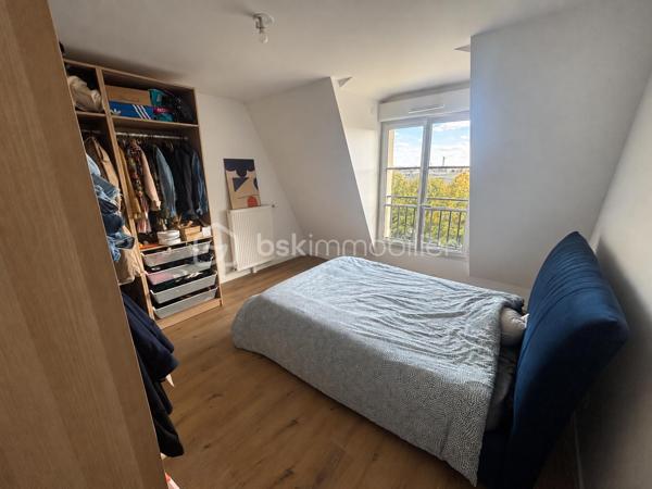 Un appartement fonctionnel, agréable à vivre et réunissant les critères les plus recherchés.

Situé au 4e étage avec ascenseur, découvrez cet appartement de 3 pièces d’environ 54 m², offrant un agencement parfaitement adapté à une vie de couple, de famille ou à un premier achat.

Dès l’entrée, vous découvrirez un intérieur bien organisé, avec une pièce de vie conviviale comprenant le séjour et la cuisine, pensée pour profiter pleinement des moments du quotidien.

Le séjour se prolonge par un balcon, véritable espace supplémentaire permettant de profiter de l’extérieur et des beaux jours.

Côté nuit, l’appartement dispose de deux chambres, pouvant également accueillir un bureau ou un espace de télétravail selon vos besoins.

Une salle de bains avec WC ainsi qu’un dégagement complètent l’ensemble.

Et pour encore plus de confort au quotidien, vous bénéficierez d’une place de stationnement privative en sous-sol, un véritable atout.

Les atouts du bien :

Appartement 3 pièces d’environ 54 m²
2 chambres
4e étage avec ascenseur
Balcon
Place de parking privative en sous-sol
Agencement fonctionnel
Bien vendu libre de toute occupation

Un appartement qui réunit l’essentiel : deux chambres, un extérieur, un ascenseur et une place de stationnement, le tout au Blanc-Mesnil.

Prix : 235 000 € honoraires inclus – honoraires à la charge du vendeur.

Vous recherchez votre futur appartement au Blanc-Mesnil ? Contactez-moi dès maintenant pour obtenir davantage d’informations et organiser votre visite.

Alessio Melis
Mandataire immobilier
BSK Immobilier
