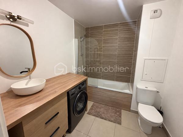 Un appartement fonctionnel, agréable à vivre et réunissant les critères les plus recherchés.

Situé au 4e étage avec ascenseur, découvrez cet appartement de 3 pièces d’environ 54 m², offrant un agencement parfaitement adapté à une vie de couple, de famille ou à un premier achat.

Dès l’entrée, vous découvrirez un intérieur bien organisé, avec une pièce de vie conviviale comprenant le séjour et la cuisine, pensée pour profiter pleinement des moments du quotidien.

Le séjour se prolonge par un balcon, véritable espace supplémentaire permettant de profiter de l’extérieur et des beaux jours.

Côté nuit, l’appartement dispose de deux chambres, pouvant également accueillir un bureau ou un espace de télétravail selon vos besoins.

Une salle de bains avec WC ainsi qu’un dégagement complètent l’ensemble.

Et pour encore plus de confort au quotidien, vous bénéficierez d’une place de stationnement privative en sous-sol, un véritable atout.

Les atouts du bien :

Appartement 3 pièces d’environ 54 m²
2 chambres
4e étage avec ascenseur
Balcon
Place de parking privative en sous-sol
Agencement fonctionnel
Bien vendu libre de toute occupation

Un appartement qui réunit l’essentiel : deux chambres, un extérieur, un ascenseur et une place de stationnement, le tout au Blanc-Mesnil.

Prix : 235 000 € honoraires inclus – honoraires à la charge du vendeur.

Vous recherchez votre futur appartement au Blanc-Mesnil ? Contactez-moi dès maintenant pour obtenir davantage d’informations et organiser votre visite.

Alessio Melis
Mandataire immobilier
BSK Immobilier