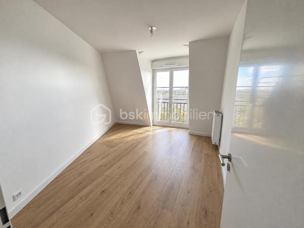 Un appartement fonctionnel, agréable à vivre et réunissant les critères les plus recherchés.

Situé au 4e étage avec ascenseur, découvrez cet appartement de 3 pièces d’environ 54 m², offrant un agencement parfaitement adapté à une vie de couple, de famille ou à un premier achat.

Dès l’entrée, vous découvrirez un intérieur bien organisé, avec une pièce de vie conviviale comprenant le séjour et la cuisine, pensée pour profiter pleinement des moments du quotidien.

Le séjour se prolonge par un balcon, véritable espace supplémentaire permettant de profiter de l’extérieur et des beaux jours.

Côté nuit, l’appartement dispose de deux chambres, pouvant également accueillir un bureau ou un espace de télétravail selon vos besoins.

Une salle de bains avec WC ainsi qu’un dégagement complètent l’ensemble.

Et pour encore plus de confort au quotidien, vous bénéficierez d’une place de stationnement privative en sous-sol, un véritable atout.

Les atouts du bien :

Appartement 3 pièces d’environ 54 m²
2 chambres
4e étage avec ascenseur
Balcon
Place de parking privative en sous-sol
Agencement fonctionnel
Bien vendu libre de toute occupation

Un appartement qui réunit l’essentiel : deux chambres, un extérieur, un ascenseur et une place de stationnement, le tout au Blanc-Mesnil.

Prix : 235 000 € honoraires inclus – honoraires à la charge du vendeur.

Vous recherchez votre futur appartement au Blanc-Mesnil ? Contactez-moi dès maintenant pour obtenir davantage d’informations et organiser votre visite.

Alessio Melis
Mandataire immobilier
BSK Immobilier