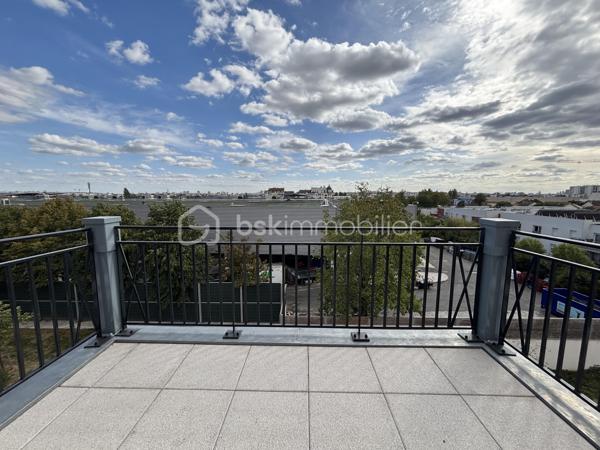 Un appartement fonctionnel, agréable à vivre et réunissant les critères les plus recherchés.

Situé au 4e étage avec ascenseur, découvrez cet appartement de 3 pièces d’environ 54 m², offrant un agencement parfaitement adapté à une vie de couple, de famille ou à un premier achat.

Dès l’entrée, vous découvrirez un intérieur bien organisé, avec une pièce de vie conviviale comprenant le séjour et la cuisine, pensée pour profiter pleinement des moments du quotidien.

Le séjour se prolonge par un balcon, véritable espace supplémentaire permettant de profiter de l’extérieur et des beaux jours.

Côté nuit, l’appartement dispose de deux chambres, pouvant également accueillir un bureau ou un espace de télétravail selon vos besoins.

Une salle de bains avec WC ainsi qu’un dégagement complètent l’ensemble.

Et pour encore plus de confort au quotidien, vous bénéficierez d’une place de stationnement privative en sous-sol, un véritable atout.

Les atouts du bien :

Appartement 3 pièces d’environ 54 m²
2 chambres
4e étage avec ascenseur
Balcon
Place de parking privative en sous-sol
Agencement fonctionnel
Bien vendu libre de toute occupation

Un appartement qui réunit l’essentiel : deux chambres, un extérieur, un ascenseur et une place de stationnement, le tout au Blanc-Mesnil.

Prix : 235 000 € honoraires inclus – honoraires à la charge du vendeur.

Vous recherchez votre futur appartement au Blanc-Mesnil ? Contactez-moi dès maintenant pour obtenir davantage d’informations et organiser votre visite.

Alessio Melis
Mandataire immobilier
BSK Immobilier