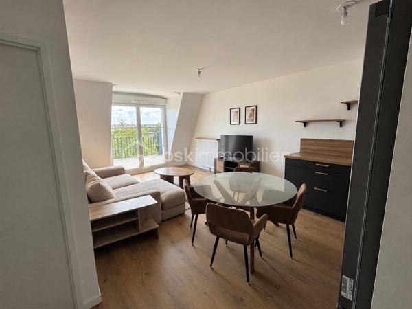 Un appartement fonctionnel, agréable à vivre et réunissant les critères les plus recherchés.

Situé au 4e étage avec ascenseur, découvrez cet appartement de 3 pièces d’environ 54 m², offrant un agencement parfaitement adapté à une vie de couple, de famille ou à un premier achat.

Dès l’entrée, vous découvrirez un intérieur bien organisé, avec une pièce de vie conviviale comprenant le séjour et la cuisine, pensée pour profiter pleinement des moments du quotidien.

Le séjour se prolonge par un balcon, véritable espace supplémentaire permettant de profiter de l’extérieur et des beaux jours.

Côté nuit, l’appartement dispose de deux chambres, pouvant également accueillir un bureau ou un espace de télétravail selon vos besoins.

Une salle de bains avec WC ainsi qu’un dégagement complètent l’ensemble.

Et pour encore plus de confort au quotidien, vous bénéficierez d’une place de stationnement privative en sous-sol, un véritable atout.

Les atouts du bien :

Appartement 3 pièces d’environ 54 m²
2 chambres
4e étage avec ascenseur
Balcon
Place de parking privative en sous-sol
Agencement fonctionnel
Bien vendu libre de toute occupation

Un appartement qui réunit l’essentiel : deux chambres, un extérieur, un ascenseur et une place de stationnement, le tout au Blanc-Mesnil.

Prix : 235 000 € honoraires inclus – honoraires à la charge du vendeur.

Vous recherchez votre futur appartement au Blanc-Mesnil ? Contactez-moi dès maintenant pour obtenir davantage d’informations et organiser votre visite.

Alessio Melis
Mandataire immobilier
BSK Immobilier