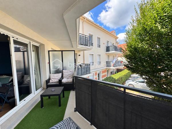 Nadia ARAMIS vous propose à Roissy-en-Brie, au sein d’une résidence sécurisée et recherchée construite en 2009, ce bel appartement F2 de 41 m², situé au 1er étage.
Vous serez séduit par son environnement calme, sa proximité avec le centre-ville et les commerces, ainsi que par son agencement fonctionnel.
L’appartement se compose d’une entrée avec placard, d’un séjour lumineux avec cuisine ouverte aménagée et équipée, donnant directement accès à un balcon orienté vers l’intérieur de la copropriété, idéal pour profiter d’un extérieur au calme.
L’espace nuit comprend une chambre avec placard, une salle de bains avec baignoire ainsi qu’un WC.
Les + qui font la différence :

Résidence sécurisée de 2009
Appartement bien entretenu
Séjour lumineux
Balcon au calme
Cuisine aménagée et équipée
Chambre avec placard
Une place de parking privative
Faibles charges de copropriété
Travaux de toiture déjà réalisés
Copropriété calme et recherchée

📍 Une situation idéale au quotidien :
Commerces de proximité, pharmacie et boulangerie accessibles rapidement, centre-ville à environ 5 minutes à pied, écoles maternelles et primaires à proximité et gare RER E à environ 10 minutes à pied.

Un appartement agréable et fonctionnel, idéal pour un premier achat, un couple ou un investissement locatif.
📲 Pour toute information ou pour organiser une visite :
Nadia ARAMIS  BSK Immobilier
06 67 00 76 74
Nadia ARAMIS  L’immobilier sur-mesure 🏡