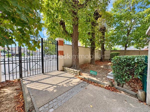 Nadia ARAMIS vous propose à Roissy-en-Brie, au sein d’une résidence sécurisée et recherchée construite en 2009, ce bel appartement F2 de 41 m², situé au 1er étage.
Vous serez séduit par son environnement calme, sa proximité avec le centre-ville et les commerces, ainsi que par son agencement fonctionnel.
L’appartement se compose d’une entrée avec placard, d’un séjour lumineux avec cuisine ouverte aménagée et équipée, donnant directement accès à un balcon orienté vers l’intérieur de la copropriété, idéal pour profiter d’un extérieur au calme.
L’espace nuit comprend une chambre avec placard, une salle de bains avec baignoire ainsi qu’un WC.
Les + qui font la différence :

Résidence sécurisée de 2009
Appartement bien entretenu
Séjour lumineux
Balcon au calme
Cuisine aménagée et équipée
Chambre avec placard
Une place de parking privative
Faibles charges de copropriété
Travaux de toiture déjà réalisés
Copropriété calme et recherchée

📍 Une situation idéale au quotidien :
Commerces de proximité, pharmacie et boulangerie accessibles rapidement, centre-ville à environ 5 minutes à pied, écoles maternelles et primaires à proximité et gare RER E à environ 10 minutes à pied.

Un appartement agréable et fonctionnel, idéal pour un premier achat, un couple ou un investissement locatif.
📲 Pour toute information ou pour organiser une visite :
Nadia ARAMIS  BSK Immobilier
06 67 00 76 74
Nadia ARAMIS  L’immobilier sur-mesure 🏡