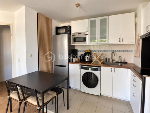 Nadia ARAMIS vous propose à Roissy-en-Brie, au sein d’une résidence sécurisée et recherchée construite en 2009, ce bel appartement F2 de 41 m², situé au 1er étage.
Vous serez séduit par son environnement calme, sa proximité avec le centre-ville et les commerces, ainsi que par son agencement fonctionnel.
L’appartement se compose d’une entrée avec placard, d’un séjour lumineux avec cuisine ouverte aménagée et équipée, donnant directement accès à un balcon orienté vers l’intérieur de la copropriété, idéal pour profiter d’un extérieur au calme.
L’espace nuit comprend une chambre avec placard, une salle de bains avec baignoire ainsi qu’un WC.
Les + qui font la différence :

Résidence sécurisée de 2009
Appartement bien entretenu
Séjour lumineux
Balcon au calme
Cuisine aménagée et équipée
Chambre avec placard
Une place de parking privative
Faibles charges de copropriété
Travaux de toiture déjà réalisés
Copropriété calme et recherchée

📍 Une situation idéale au quotidien :
Commerces de proximité, pharmacie et boulangerie accessibles rapidement, centre-ville à environ 5 minutes à pied, écoles maternelles et primaires à proximité et gare RER E à environ 10 minutes à pied.

Un appartement agréable et fonctionnel, idéal pour un premier achat, un couple ou un investissement locatif.
📲 Pour toute information ou pour organiser une visite :
Nadia ARAMIS  BSK Immobilier
06 67 00 76 74
Nadia ARAMIS  L’immobilier sur-mesure 🏡