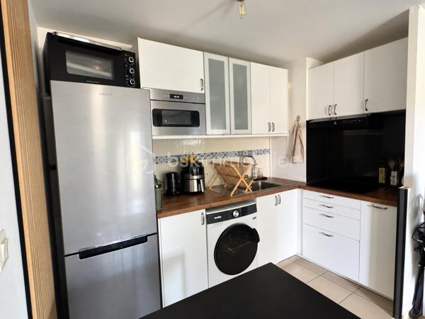 Nadia ARAMIS vous propose à Roissy-en-Brie, au sein d’une résidence sécurisée et recherchée construite en 2009, ce bel appartement F2 de 41 m², situé au 1er étage.
Vous serez séduit par son environnement calme, sa proximité avec le centre-ville et les commerces, ainsi que par son agencement fonctionnel.
L’appartement se compose d’une entrée avec placard, d’un séjour lumineux avec cuisine ouverte aménagée et équipée, donnant directement accès à un balcon orienté vers l’intérieur de la copropriété, idéal pour profiter d’un extérieur au calme.
L’espace nuit comprend une chambre avec placard, une salle de bains avec baignoire ainsi qu’un WC.
Les + qui font la différence :

Résidence sécurisée de 2009
Appartement bien entretenu
Séjour lumineux
Balcon au calme
Cuisine aménagée et équipée
Chambre avec placard
Une place de parking privative
Faibles charges de copropriété
Travaux de toiture déjà réalisés
Copropriété calme et recherchée

📍 Une situation idéale au quotidien :
Commerces de proximité, pharmacie et boulangerie accessibles rapidement, centre-ville à environ 5 minutes à pied, écoles maternelles et primaires à proximité et gare RER E à environ 10 minutes à pied.

Un appartement agréable et fonctionnel, idéal pour un premier achat, un couple ou un investissement locatif.
📲 Pour toute information ou pour organiser une visite :
Nadia ARAMIS  BSK Immobilier
06 67 00 76 74
Nadia ARAMIS  L’immobilier sur-mesure 🏡