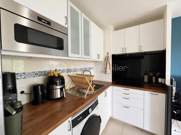 Nadia ARAMIS vous propose à Roissy-en-Brie, au sein d’une résidence sécurisée et recherchée construite en 2009, ce bel appartement F2 de 41 m², situé au 1er étage.
Vous serez séduit par son environnement calme, sa proximité avec le centre-ville et les commerces, ainsi que par son agencement fonctionnel.
L’appartement se compose d’une entrée avec placard, d’un séjour lumineux avec cuisine ouverte aménagée et équipée, donnant directement accès à un balcon orienté vers l’intérieur de la copropriété, idéal pour profiter d’un extérieur au calme.
L’espace nuit comprend une chambre avec placard, une salle de bains avec baignoire ainsi qu’un WC.
Les + qui font la différence :

Résidence sécurisée de 2009
Appartement bien entretenu
Séjour lumineux
Balcon au calme
Cuisine aménagée et équipée
Chambre avec placard
Une place de parking privative
Faibles charges de copropriété
Travaux de toiture déjà réalisés
Copropriété calme et recherchée

📍 Une situation idéale au quotidien :
Commerces de proximité, pharmacie et boulangerie accessibles rapidement, centre-ville à environ 5 minutes à pied, écoles maternelles et primaires à proximité et gare RER E à environ 10 minutes à pied.

Un appartement agréable et fonctionnel, idéal pour un premier achat, un couple ou un investissement locatif.
📲 Pour toute information ou pour organiser une visite :
Nadia ARAMIS  BSK Immobilier
06 67 00 76 74
Nadia ARAMIS  L’immobilier sur-mesure 🏡