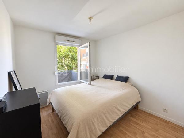 Nadia ARAMIS vous propose à Roissy-en-Brie, au sein d’une résidence sécurisée et recherchée construite en 2009, ce bel appartement F2 de 41 m², situé au 1er étage.
Vous serez séduit par son environnement calme, sa proximité avec le centre-ville et les commerces, ainsi que par son agencement fonctionnel.
L’appartement se compose d’une entrée avec placard, d’un séjour lumineux avec cuisine ouverte aménagée et équipée, donnant directement accès à un balcon orienté vers l’intérieur de la copropriété, idéal pour profiter d’un extérieur au calme.
L’espace nuit comprend une chambre avec placard, une salle de bains avec baignoire ainsi qu’un WC.
Les + qui font la différence :

Résidence sécurisée de 2009
Appartement bien entretenu
Séjour lumineux
Balcon au calme
Cuisine aménagée et équipée
Chambre avec placard
Une place de parking privative
Faibles charges de copropriété
Travaux de toiture déjà réalisés
Copropriété calme et recherchée

📍 Une situation idéale au quotidien :
Commerces de proximité, pharmacie et boulangerie accessibles rapidement, centre-ville à environ 5 minutes à pied, écoles maternelles et primaires à proximité et gare RER E à environ 10 minutes à pied.

Un appartement agréable et fonctionnel, idéal pour un premier achat, un couple ou un investissement locatif.
📲 Pour toute information ou pour organiser une visite :
Nadia ARAMIS  BSK Immobilier
06 67 00 76 74
Nadia ARAMIS  L’immobilier sur-mesure 🏡