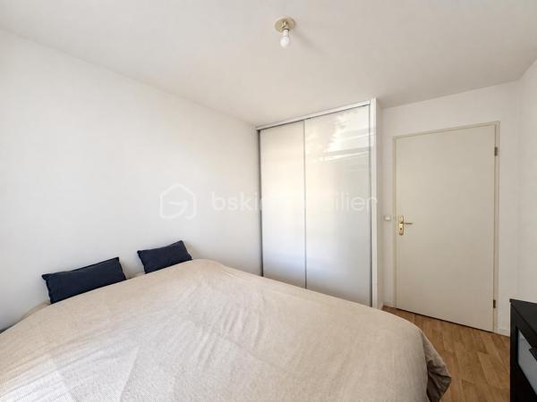 Nadia ARAMIS vous propose à Roissy-en-Brie, au sein d’une résidence sécurisée et recherchée construite en 2009, ce bel appartement F2 de 41 m², situé au 1er étage.
Vous serez séduit par son environnement calme, sa proximité avec le centre-ville et les commerces, ainsi que par son agencement fonctionnel.
L’appartement se compose d’une entrée avec placard, d’un séjour lumineux avec cuisine ouverte aménagée et équipée, donnant directement accès à un balcon orienté vers l’intérieur de la copropriété, idéal pour profiter d’un extérieur au calme.
L’espace nuit comprend une chambre avec placard, une salle de bains avec baignoire ainsi qu’un WC.
Les + qui font la différence :

Résidence sécurisée de 2009
Appartement bien entretenu
Séjour lumineux
Balcon au calme
Cuisine aménagée et équipée
Chambre avec placard
Une place de parking privative
Faibles charges de copropriété
Travaux de toiture déjà réalisés
Copropriété calme et recherchée

📍 Une situation idéale au quotidien :
Commerces de proximité, pharmacie et boulangerie accessibles rapidement, centre-ville à environ 5 minutes à pied, écoles maternelles et primaires à proximité et gare RER E à environ 10 minutes à pied.

Un appartement agréable et fonctionnel, idéal pour un premier achat, un couple ou un investissement locatif.
📲 Pour toute information ou pour organiser une visite :
Nadia ARAMIS  BSK Immobilier
06 67 00 76 74
Nadia ARAMIS  L’immobilier sur-mesure 🏡
