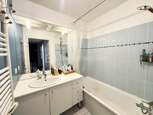 Nadia ARAMIS vous propose à Roissy-en-Brie, au sein d’une résidence sécurisée et recherchée construite en 2009, ce bel appartement F2 de 41 m², situé au 1er étage.
Vous serez séduit par son environnement calme, sa proximité avec le centre-ville et les commerces, ainsi que par son agencement fonctionnel.
L’appartement se compose d’une entrée avec placard, d’un séjour lumineux avec cuisine ouverte aménagée et équipée, donnant directement accès à un balcon orienté vers l’intérieur de la copropriété, idéal pour profiter d’un extérieur au calme.
L’espace nuit comprend une chambre avec placard, une salle de bains avec baignoire ainsi qu’un WC.
Les + qui font la différence :

Résidence sécurisée de 2009
Appartement bien entretenu
Séjour lumineux
Balcon au calme
Cuisine aménagée et équipée
Chambre avec placard
Une place de parking privative
Faibles charges de copropriété
Travaux de toiture déjà réalisés
Copropriété calme et recherchée

📍 Une situation idéale au quotidien :
Commerces de proximité, pharmacie et boulangerie accessibles rapidement, centre-ville à environ 5 minutes à pied, écoles maternelles et primaires à proximité et gare RER E à environ 10 minutes à pied.

Un appartement agréable et fonctionnel, idéal pour un premier achat, un couple ou un investissement locatif.
📲 Pour toute information ou pour organiser une visite :
Nadia ARAMIS  BSK Immobilier
06 67 00 76 74
Nadia ARAMIS  L’immobilier sur-mesure 🏡