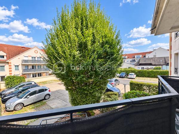 Nadia ARAMIS vous propose à Roissy-en-Brie, au sein d’une résidence sécurisée et recherchée construite en 2009, ce bel appartement F2 de 41 m², situé au 1er étage.
Vous serez séduit par son environnement calme, sa proximité avec le centre-ville et les commerces, ainsi que par son agencement fonctionnel.
L’appartement se compose d’une entrée avec placard, d’un séjour lumineux avec cuisine ouverte aménagée et équipée, donnant directement accès à un balcon orienté vers l’intérieur de la copropriété, idéal pour profiter d’un extérieur au calme.
L’espace nuit comprend une chambre avec placard, une salle de bains avec baignoire ainsi qu’un WC.
Les + qui font la différence :

Résidence sécurisée de 2009
Appartement bien entretenu
Séjour lumineux
Balcon au calme
Cuisine aménagée et équipée
Chambre avec placard
Une place de parking privative
Faibles charges de copropriété
Travaux de toiture déjà réalisés
Copropriété calme et recherchée

📍 Une situation idéale au quotidien :
Commerces de proximité, pharmacie et boulangerie accessibles rapidement, centre-ville à environ 5 minutes à pied, écoles maternelles et primaires à proximité et gare RER E à environ 10 minutes à pied.

Un appartement agréable et fonctionnel, idéal pour un premier achat, un couple ou un investissement locatif.
📲 Pour toute information ou pour organiser une visite :
Nadia ARAMIS  BSK Immobilier
06 67 00 76 74
Nadia ARAMIS  L’immobilier sur-mesure 🏡