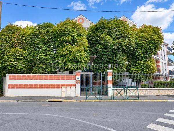 Nadia ARAMIS vous propose à Roissy-en-Brie, au sein d’une résidence sécurisée et recherchée construite en 2009, ce bel appartement F2 de 41 m², situé au 1er étage.
Vous serez séduit par son environnement calme, sa proximité avec le centre-ville et les commerces, ainsi que par son agencement fonctionnel.
L’appartement se compose d’une entrée avec placard, d’un séjour lumineux avec cuisine ouverte aménagée et équipée, donnant directement accès à un balcon orienté vers l’intérieur de la copropriété, idéal pour profiter d’un extérieur au calme.
L’espace nuit comprend une chambre avec placard, une salle de bains avec baignoire ainsi qu’un WC.
Les + qui font la différence :

Résidence sécurisée de 2009
Appartement bien entretenu
Séjour lumineux
Balcon au calme
Cuisine aménagée et équipée
Chambre avec placard
Une place de parking privative
Faibles charges de copropriété
Travaux de toiture déjà réalisés
Copropriété calme et recherchée

📍 Une situation idéale au quotidien :
Commerces de proximité, pharmacie et boulangerie accessibles rapidement, centre-ville à environ 5 minutes à pied, écoles maternelles et primaires à proximité et gare RER E à environ 10 minutes à pied.

Un appartement agréable et fonctionnel, idéal pour un premier achat, un couple ou un investissement locatif.
📲 Pour toute information ou pour organiser une visite :
Nadia ARAMIS  BSK Immobilier
06 67 00 76 74
Nadia ARAMIS  L’immobilier sur-mesure 🏡