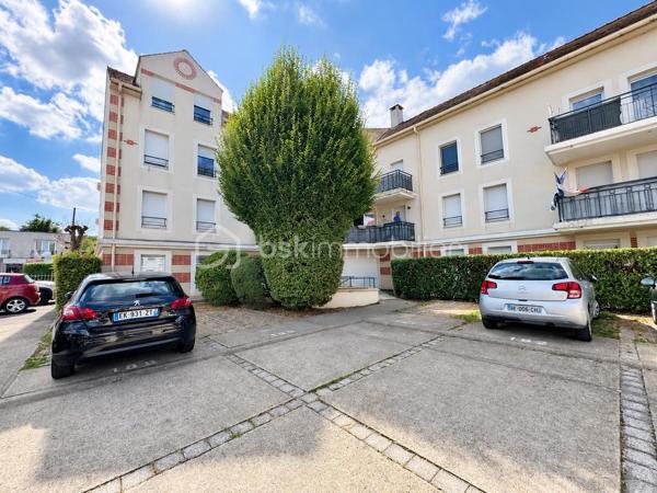 Nadia ARAMIS vous propose à Roissy-en-Brie, au sein d’une résidence sécurisée et recherchée construite en 2009, ce bel appartement F2 de 41 m², situé au 1er étage.
Vous serez séduit par son environnement calme, sa proximité avec le centre-ville et les commerces, ainsi que par son agencement fonctionnel.
L’appartement se compose d’une entrée avec placard, d’un séjour lumineux avec cuisine ouverte aménagée et équipée, donnant directement accès à un balcon orienté vers l’intérieur de la copropriété, idéal pour profiter d’un extérieur au calme.
L’espace nuit comprend une chambre avec placard, une salle de bains avec baignoire ainsi qu’un WC.
Les + qui font la différence :

Résidence sécurisée de 2009
Appartement bien entretenu
Séjour lumineux
Balcon au calme
Cuisine aménagée et équipée
Chambre avec placard
Une place de parking privative
Faibles charges de copropriété
Travaux de toiture déjà réalisés
Copropriété calme et recherchée

📍 Une situation idéale au quotidien :
Commerces de proximité, pharmacie et boulangerie accessibles rapidement, centre-ville à environ 5 minutes à pied, écoles maternelles et primaires à proximité et gare RER E à environ 10 minutes à pied.

Un appartement agréable et fonctionnel, idéal pour un premier achat, un couple ou un investissement locatif.
📲 Pour toute information ou pour organiser une visite :
Nadia ARAMIS  BSK Immobilier
06 67 00 76 74
Nadia ARAMIS  L’immobilier sur-mesure 🏡