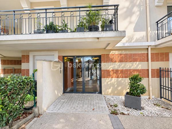 Nadia ARAMIS vous propose à Roissy-en-Brie, au sein d’une résidence sécurisée et recherchée construite en 2009, ce bel appartement F2 de 41 m², situé au 1er étage.
Vous serez séduit par son environnement calme, sa proximité avec le centre-ville et les commerces, ainsi que par son agencement fonctionnel.
L’appartement se compose d’une entrée avec placard, d’un séjour lumineux avec cuisine ouverte aménagée et équipée, donnant directement accès à un balcon orienté vers l’intérieur de la copropriété, idéal pour profiter d’un extérieur au calme.
L’espace nuit comprend une chambre avec placard, une salle de bains avec baignoire ainsi qu’un WC.
Les + qui font la différence :

Résidence sécurisée de 2009
Appartement bien entretenu
Séjour lumineux
Balcon au calme
Cuisine aménagée et équipée
Chambre avec placard
Une place de parking privative
Faibles charges de copropriété
Travaux de toiture déjà réalisés
Copropriété calme et recherchée

📍 Une situation idéale au quotidien :
Commerces de proximité, pharmacie et boulangerie accessibles rapidement, centre-ville à environ 5 minutes à pied, écoles maternelles et primaires à proximité et gare RER E à environ 10 minutes à pied.

Un appartement agréable et fonctionnel, idéal pour un premier achat, un couple ou un investissement locatif.
📲 Pour toute information ou pour organiser une visite :
Nadia ARAMIS  BSK Immobilier
06 67 00 76 74
Nadia ARAMIS  L’immobilier sur-mesure 🏡