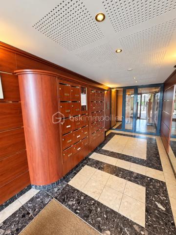 Nadia ARAMIS vous propose à Roissy-en-Brie, au sein d’une résidence sécurisée et recherchée construite en 2009, ce bel appartement F2 de 41 m², situé au 1er étage.
Vous serez séduit par son environnement calme, sa proximité avec le centre-ville et les commerces, ainsi que par son agencement fonctionnel.
L’appartement se compose d’une entrée avec placard, d’un séjour lumineux avec cuisine ouverte aménagée et équipée, donnant directement accès à un balcon orienté vers l’intérieur de la copropriété, idéal pour profiter d’un extérieur au calme.
L’espace nuit comprend une chambre avec placard, une salle de bains avec baignoire ainsi qu’un WC.
Les + qui font la différence :

Résidence sécurisée de 2009
Appartement bien entretenu
Séjour lumineux
Balcon au calme
Cuisine aménagée et équipée
Chambre avec placard
Une place de parking privative
Faibles charges de copropriété
Travaux de toiture déjà réalisés
Copropriété calme et recherchée

📍 Une situation idéale au quotidien :
Commerces de proximité, pharmacie et boulangerie accessibles rapidement, centre-ville à environ 5 minutes à pied, écoles maternelles et primaires à proximité et gare RER E à environ 10 minutes à pied.

Un appartement agréable et fonctionnel, idéal pour un premier achat, un couple ou un investissement locatif.
📲 Pour toute information ou pour organiser une visite :
Nadia ARAMIS  BSK Immobilier
06 67 00 76 74
Nadia ARAMIS  L’immobilier sur-mesure 🏡