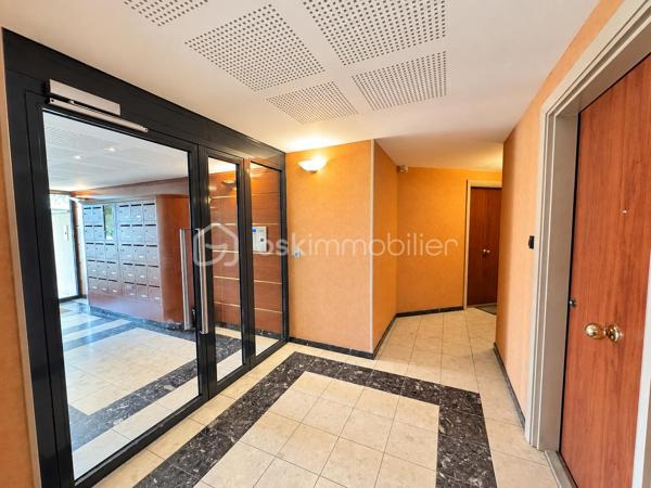 Nadia ARAMIS vous propose à Roissy-en-Brie, au sein d’une résidence sécurisée et recherchée construite en 2009, ce bel appartement F2 de 41 m², situé au 1er étage.
Vous serez séduit par son environnement calme, sa proximité avec le centre-ville et les commerces, ainsi que par son agencement fonctionnel.
L’appartement se compose d’une entrée avec placard, d’un séjour lumineux avec cuisine ouverte aménagée et équipée, donnant directement accès à un balcon orienté vers l’intérieur de la copropriété, idéal pour profiter d’un extérieur au calme.
L’espace nuit comprend une chambre avec placard, une salle de bains avec baignoire ainsi qu’un WC.
Les + qui font la différence :

Résidence sécurisée de 2009
Appartement bien entretenu
Séjour lumineux
Balcon au calme
Cuisine aménagée et équipée
Chambre avec placard
Une place de parking privative
Faibles charges de copropriété
Travaux de toiture déjà réalisés
Copropriété calme et recherchée

📍 Une situation idéale au quotidien :
Commerces de proximité, pharmacie et boulangerie accessibles rapidement, centre-ville à environ 5 minutes à pied, écoles maternelles et primaires à proximité et gare RER E à environ 10 minutes à pied.

Un appartement agréable et fonctionnel, idéal pour un premier achat, un couple ou un investissement locatif.
📲 Pour toute information ou pour organiser une visite :
Nadia ARAMIS  BSK Immobilier
06 67 00 76 74
Nadia ARAMIS  L’immobilier sur-mesure 🏡